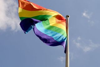 Prague Pride proběhl bez incidentů. Kontroverzi mu dodali až politici a alternativní média - Médium.cz
